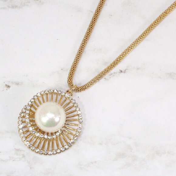 Pearl and crystal gold swirl pendant necklace with large white pearl - Picture 2 of 8